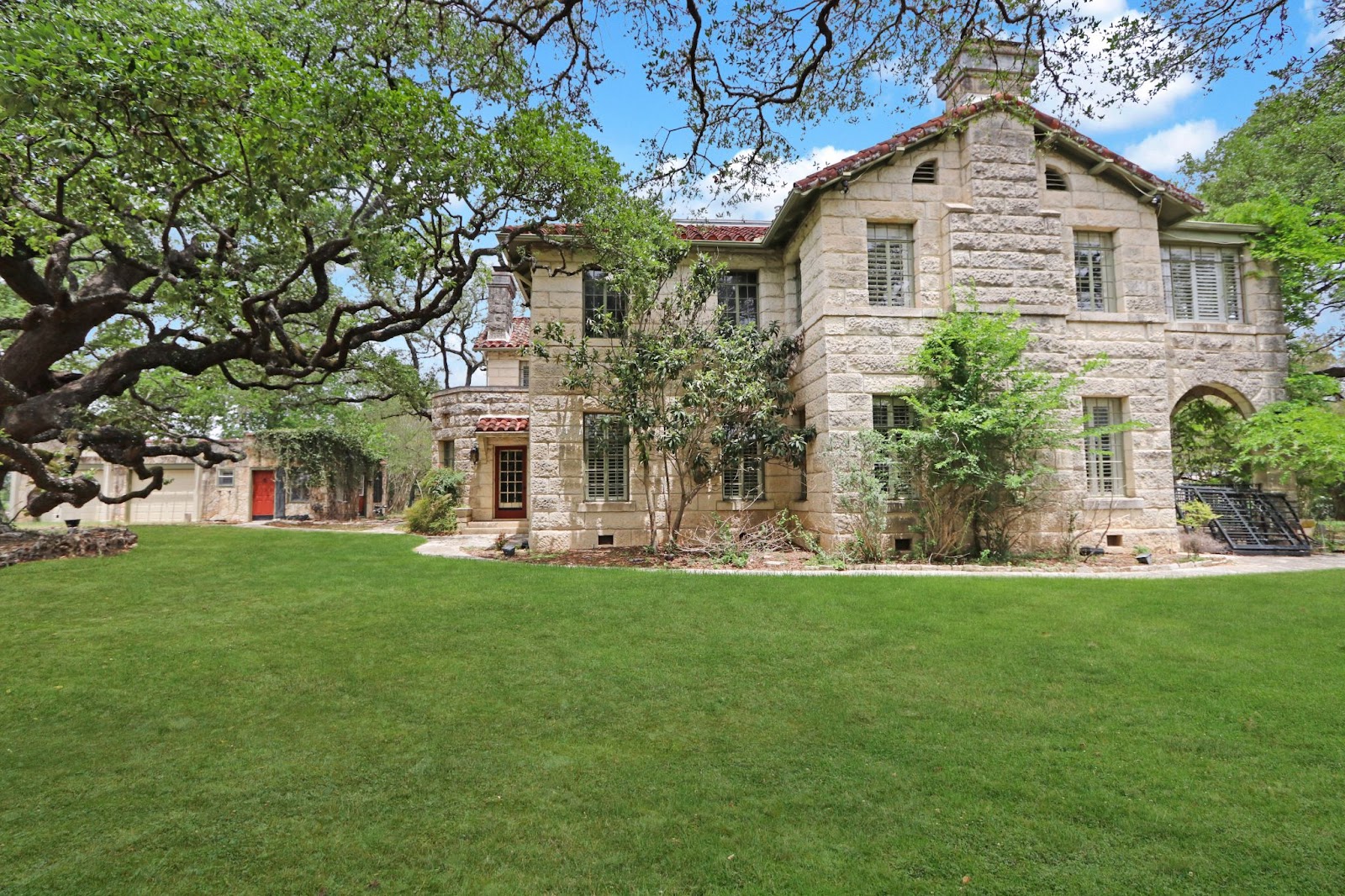buying Commercial Real Estate in the Texas Hill Country including herff Mansion in Boerne Texas.