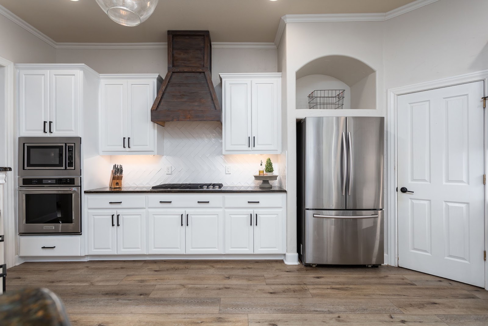 Bright kitchen with cleared granite counters and a single bowl of lemons, prepared for buyer showings